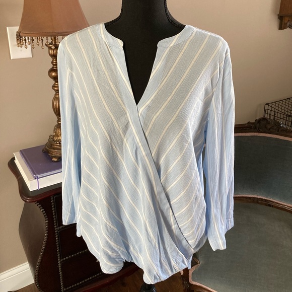 NWT-Size M. 41 Hawthorn light blue surplice blouse - Picture 1 of 4
